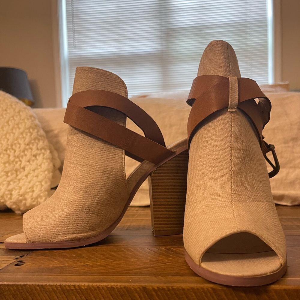 Size 7 booties 🍁